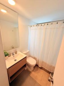 Un baño de Departamento con estacionamiento incluido, Ideal para ir de compras y conectar con puntos turísticos