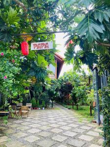 a garden with a sign that says papaya on a building at PaPa Coffee & Homestay in Xã Tân Phát