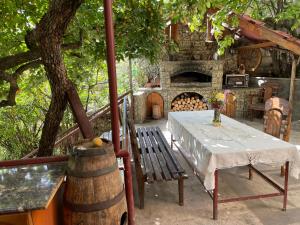 un tavolo e una panca in una stanza con camino di Guest House Anahit Ijevan a Ijevan