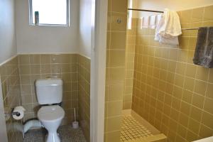 サウス・ウェスト・ロックスにあるWards Holiday Flat 6のトイレとシャワー付きのバスルーム +6枚の写真