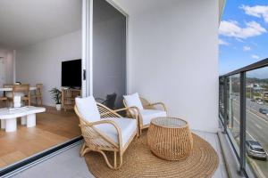 Balcone o terrazza di Starlit Palms - Chic Poolside Haven by the Beach