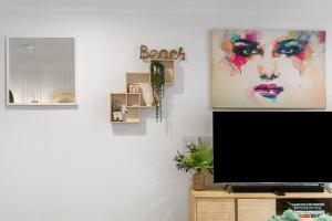 Et tv og/eller underholdning på Byron Lakeside Holiday Apartments