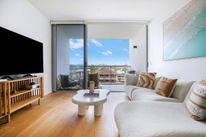 TV o dispositivi per l'intrattenimento presso Starlit Palms - Chic Poolside Haven by the Beach