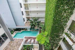 Piscina di Starlit Palms - Chic Poolside Haven by the Beach o nelle vicinanze