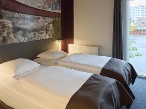 瓦埃勒B&B HOTEL Vejle的带窗户的酒店房间里有两张床