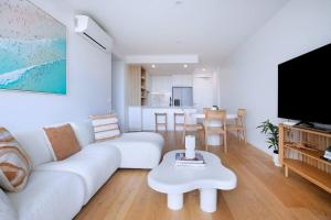 TV o dispositivi per l'intrattenimento presso Starlit Palms - Chic Poolside Haven by the Beach