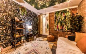 een woonkamer met een bank en een bakstenen muur bij North House - Bohemian Vieux Quebec Two Bedroom in Québec