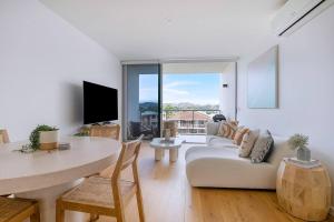 TV o dispositivi per l'intrattenimento presso Starlit Palms - Chic Poolside Haven by the Beach