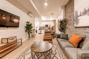 een woonkamer met een bank en een tafel bij North House - Bohemian Vieux Quebec Two Bedroom in Québec