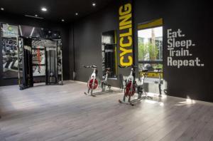 Un gimnasio con dos bicicletas estáticas en una habitación. en Les crêtes dar bouazza, en Casablanca