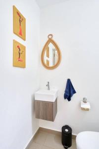 Green Nest Peyrebère في بيريبير: حمام مزود بحوض ومِرآة +8 صور