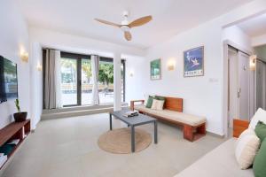 Green Nest Peyrebère في بيريبير: غرفة معيشة بها أريكة وطاولة