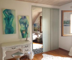 a room with a dressing table and a mirror at Nature & bien-être - 1 chambre à l'étage in Étival-Clairefontaine