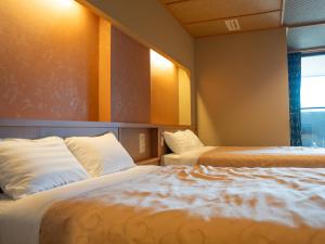 a hotel room with two beds and a window at Manten no Yado in Gujo +272 photos