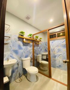 Ένα μπάνιο στο Dos Casa Guest House