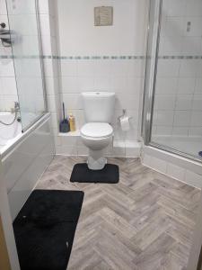 Ένα μπάνιο στο Cosy room near Wembley Stadium