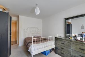 Ένα ή περισσότερα κρεβάτια σε δωμάτιο στο Cosy room near Wembley Stadium