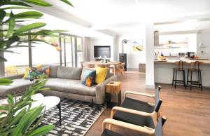 una sala de estar con un sofá y una mesa en House La Gratitude - secure parking, en Stellenbosch