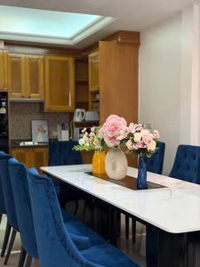 Η κουζίνα ή μικρή κουζίνα στο Miq Asoke 5BR Sukhuvit15 +30 φωτογραφίες