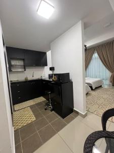 Kuchyň nebo kuchyňský kout v ubytování HASSMA Studio Apartment at Kompleks Mutiara GM