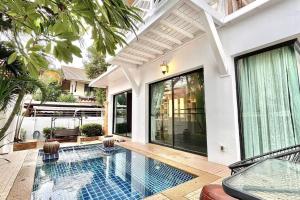 una casa con piscina di fronte a una casa di h6市中心 唐人街 航站楼 风月街五房芭提雅海天-泳池别墅o a Centro di Pattaya