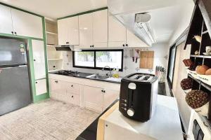 Cucina o angolo cottura di h6市中心 唐人街 航站楼 风月街五房芭提雅海天-泳池别墅o