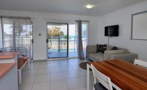 TV a/nebo společenská místnost v ubytování Capricorn Pacific