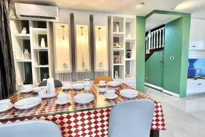 tavolo da pranzo con panna a scacchi di h6市中心 唐人街 航站楼 风月街五房芭提雅海天-泳池别墅o a Centro di Pattaya