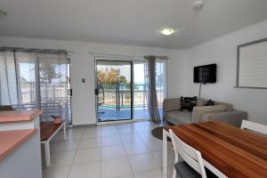 TV a/nebo společenská místnost v ubytování Capricorn Pacific