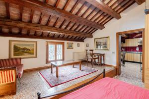 a living room with a table and a table at Loft Novalis vicino Venezia in Noale