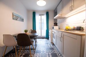 eine Küche mit Tisch und Stühlen und ein Esszimmer in der Unterkunft Wood & Sea I Sauna & Hyper centre in Crozon