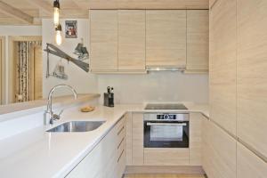 Kuchyňa alebo kuchynka v ubytovaní Luderna - Apartamento Val de Ruda B52 dera Montjòia + 11 fotografií