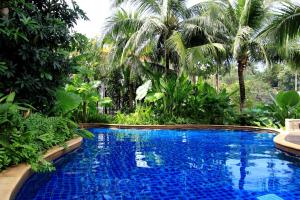 Bazén v ubytování Ocean views Kata gardens penthouse 6C near Kata Noi Beach nebo v jeho okolí