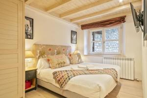 Posteľ alebo postele v izbe v ubytovaní Luderna - Apartamento Val de Ruda B52 dera Montjòia