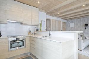Kuchyňa alebo kuchynka v ubytovaní Luderna - Apartamento Val de Ruda B22 Tuc Ermer