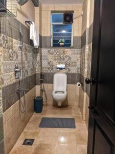 Bagno di Pednekar's House, 1BHK with pool by SneekoStays