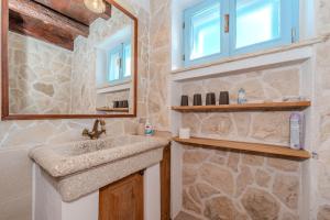 ein Badezimmer mit Waschbecken und Spiegel in der Unterkunft Holiday House Maja in Privlaka with barbecue and private garden - by TA Leut Agency in Privlaka + 56 Fotos