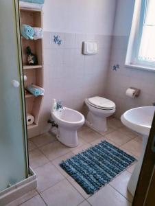a bathroom with a toilet and a sink at Oca Giuliva in Montenero di Bisaccia