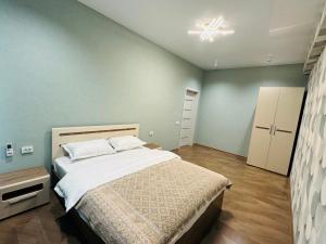 Un dormitorio con una cama y un ventilador de techo. en COZY Apartment in Bukhara !, en Bukhara