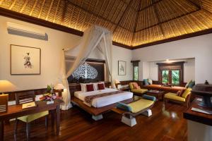 ein Schlafzimmer mit Bett und ein Wohnzimmer in der Unterkunft Arma Museum & Resort in Ubud + 93 Fotos
