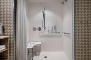 Koupelna v ubytování Home2 Suites By Hilton East Austin - near Downtown and UT