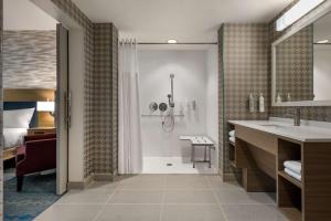 Koupelna v ubytování Home2 Suites By Hilton East Austin - near Downtown and UT