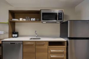 Kuchyň nebo kuchyňský kout v ubytování Home2 Suites By Hilton East Austin - near Downtown and UT