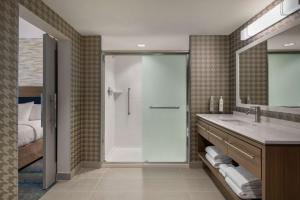 Koupelna v ubytování Home2 Suites By Hilton East Austin - near Downtown and UT