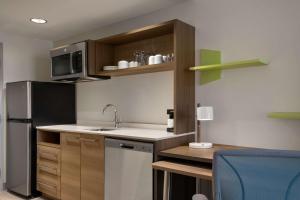 Kuchyň nebo kuchyňský kout v ubytování Home2 Suites By Hilton East Austin - near Downtown and UT
