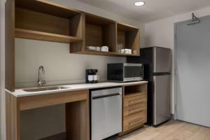 Kuchyň nebo kuchyňský kout v ubytování Home2 Suites By Hilton East Austin - near Downtown and UT