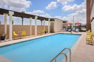 Bazén v ubytování Home2 Suites By Hilton Laredo North nebo v jeho okolí