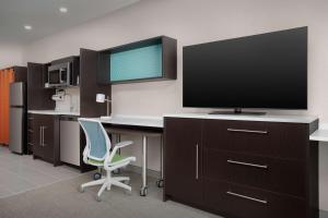 TV a/nebo společenská místnost v ubytování Home2 Suites By Hilton Laredo North
