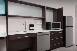 Kuchyň nebo kuchyňský kout v ubytování Home2 Suites By Hilton Laredo North