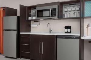 Kuchyň nebo kuchyňský kout v ubytování Home2 Suites By Hilton Laredo North